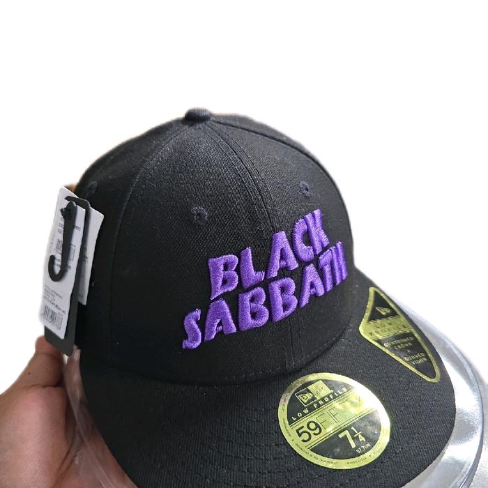 NEW ERA Topi Hitam dengan Logo BLACK SABBATH X DC Edisi Spesial 59th Anniversary