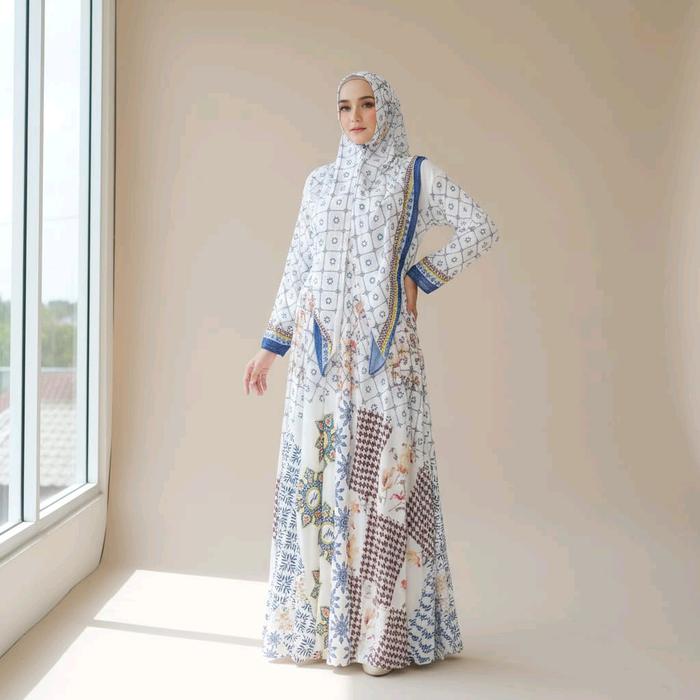 Gamis Elegan dengan Motif Batik dan Warna Putih Biru untuk Tampilan Mewah dan Modis