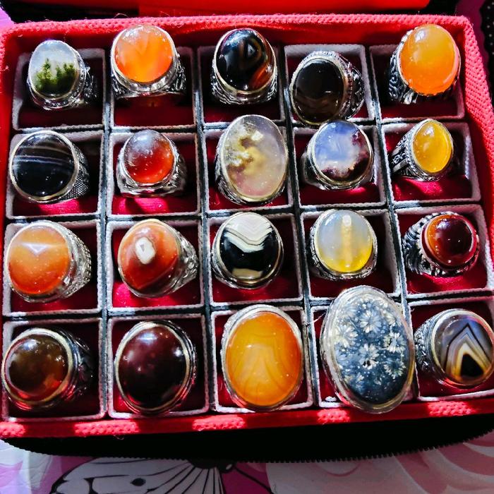 Batu Cincin Sarang Tawon Yaman Replesia Puser Bumi dengan Desain Eksklusif dan Warna Menarik