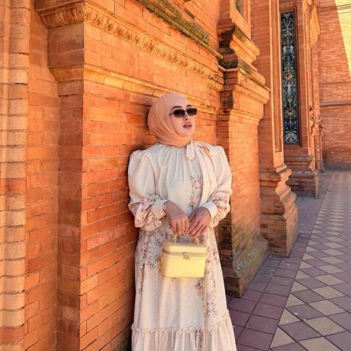 Shellasaukia Tunik Elegan dengan Detail Bunga dan Ruffle