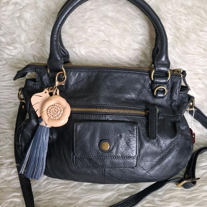 Tas Soulder LIEBESKIND Preloved Kulit Asli Warna Hitam Berziper Tali Panjang Pengganti Kulit Asli / 
