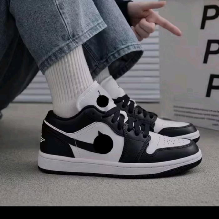 Nike Sepatu Basket Low-Top AIR JORDAN Hitam Putih dengan Desain Klasik dan Kenyamanan Optimal