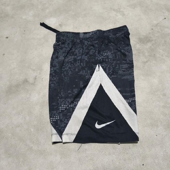 Celana pendek olahraga pria nike motif bekas