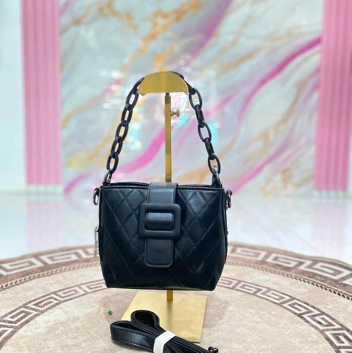 Tas Mini Tali Rantai dan Kulit Import Tas Selempang Hitam dengan Desain Elegan