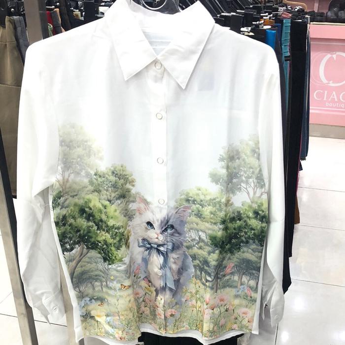 Kemeja putih motif kucing