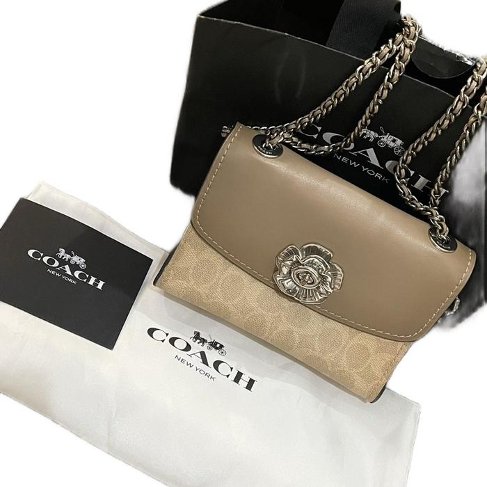 Coach Parker 18 Sling Bag Beige dengan Rantai dan Logo Mewah dari New York