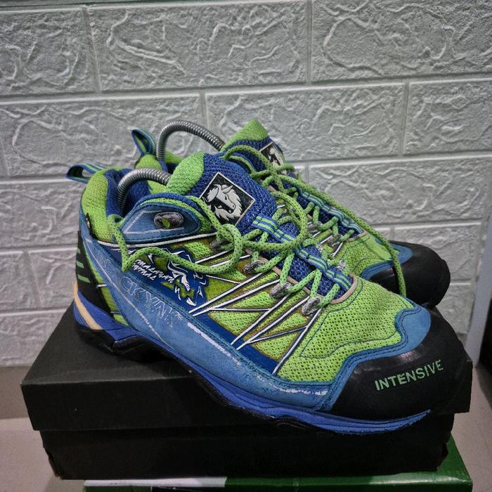 Sepatu Outdoor Blackyak size 41 Ganteng pol