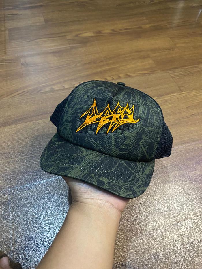Topi Defy x Vinicious pain mantab