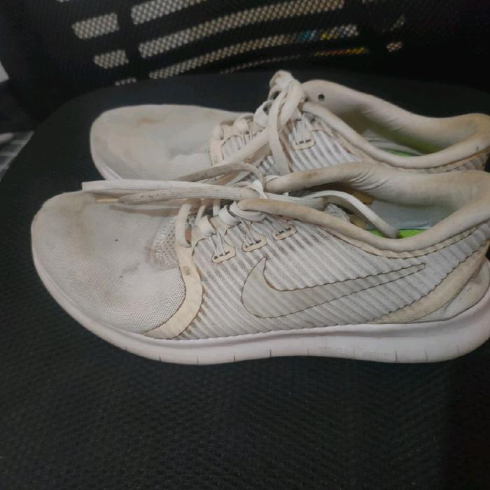 Sepatu Nike Pria Second Preloved Size 41 Warna Putih Casual