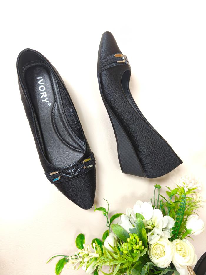 Sepatu Wedges Wanita IVORY Satin 8001-A262 Hak Pendek (1-3 cm)