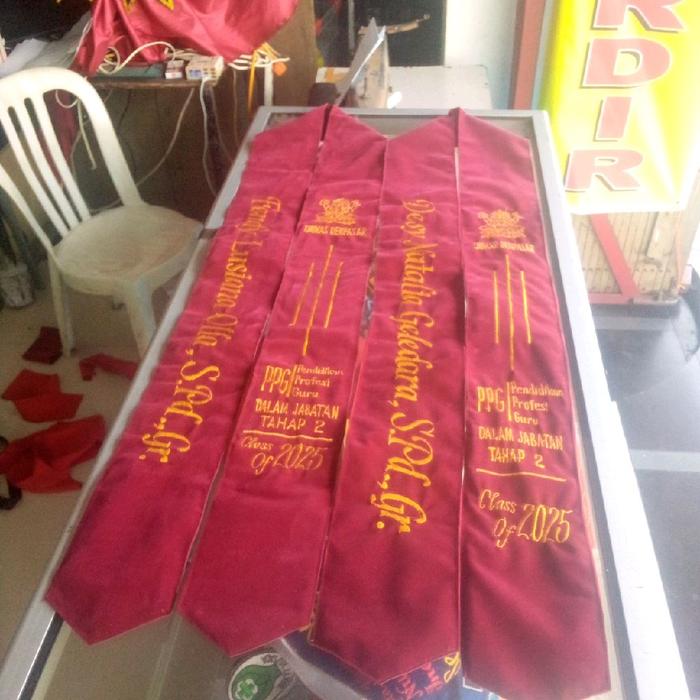 Selempang Wisuda Maroon Bahan Baldu Berkualitas Nyaman untuk Momen Penting Pilihan Warna Kain & Pita