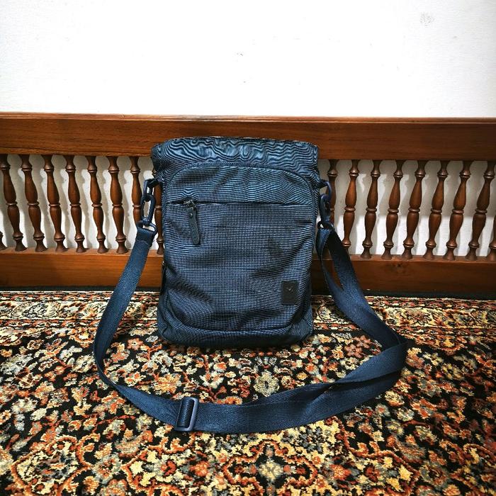 tas sling bag millet warna biru navy
