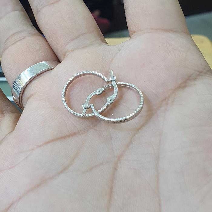 anting bulat ukir emas putih