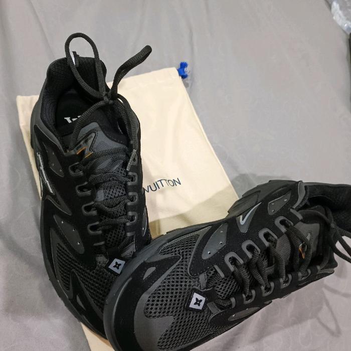 Sepatu Luois Vuitton sneakers