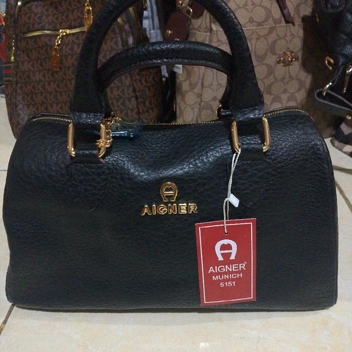 Aigner Tas Tangan Wanita Model Munich 5151 Hitam dengan Desain Elegan dan Praktis