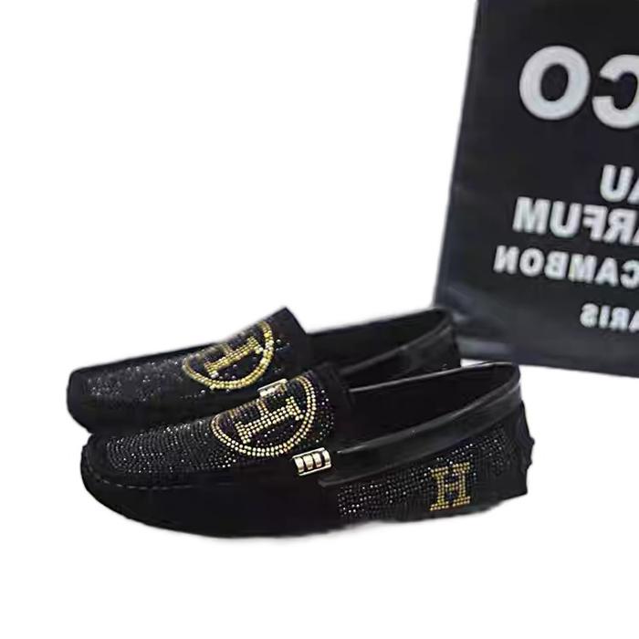sepatu loafer pria Hermes Paris berwarna hitam dengan detail payet emas dan logo "H".