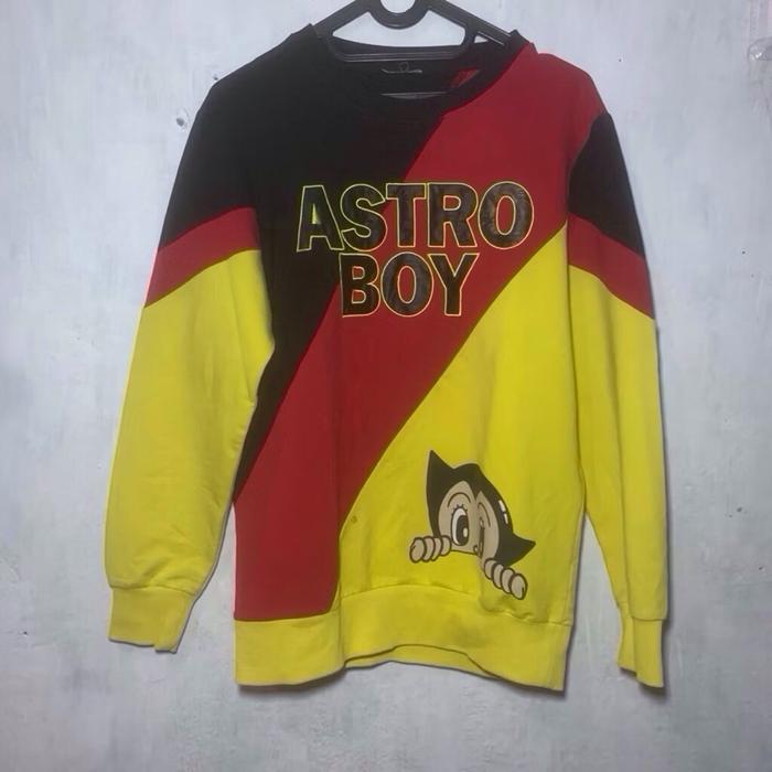 Astro Boy Crewneck Unisex Sweater dengan Desain Warna Kombinasi Merah Kuning dan Hitam