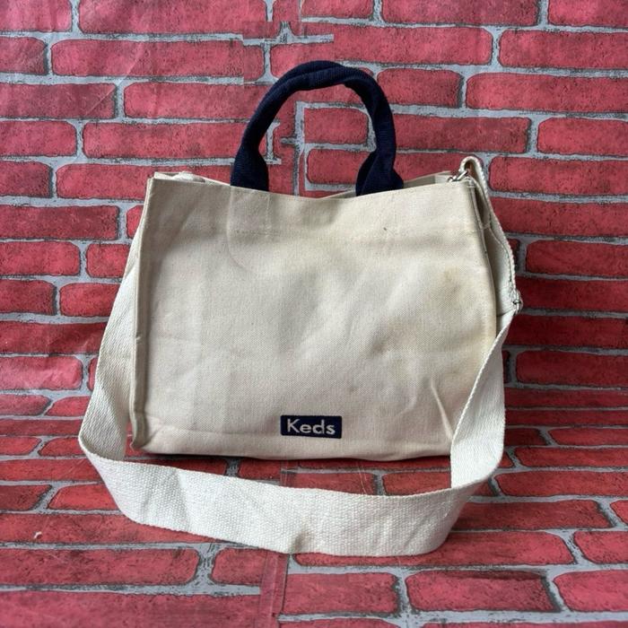 Keds Tas Tangan Wanita Kanvas Putih dengan Tali Panjang dan Desain Sederhana untuk Gaya Sehari-hari