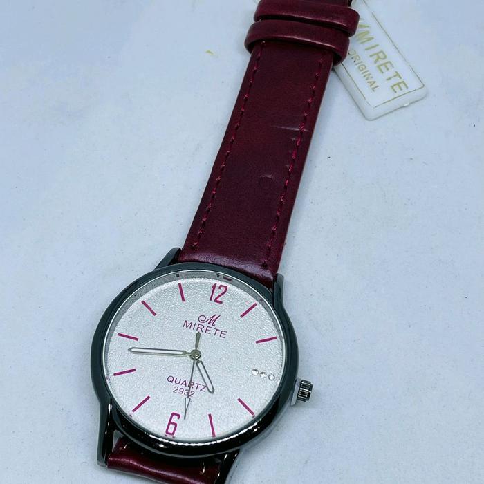 jam tangan mirete ini bisa di pakai cewe cowo dengan tampilan model nya yang sangat simpel