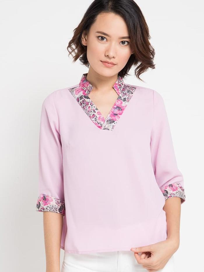 FAME | 9211485 | Blouse Waniat Lengan 7/8 Kerah V Pink