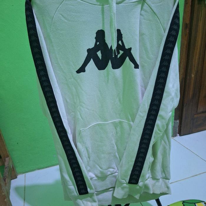 Kappa Taped Hoodie Ukuran XL dengan Desain Logo Hitam dan Tali Hitam di Sisi