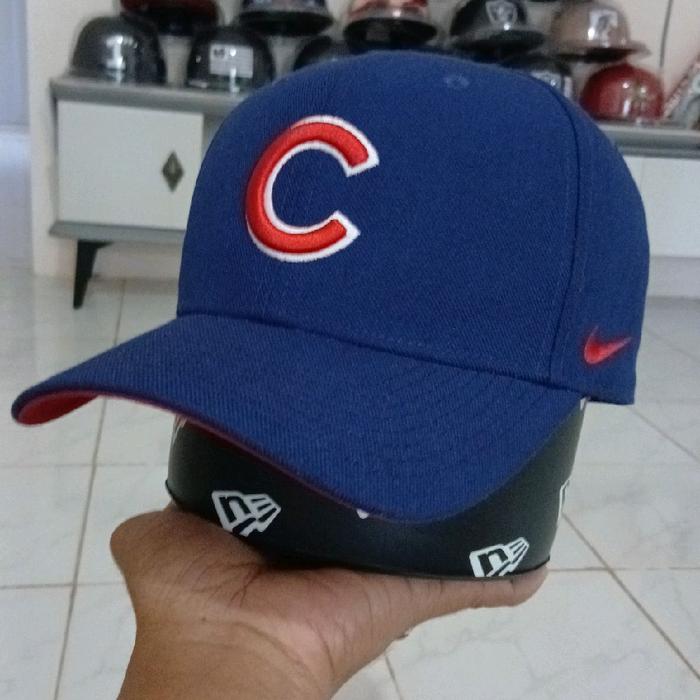 Topi Keren Nike Biru dengan Logo 'C' Merah dan Putih