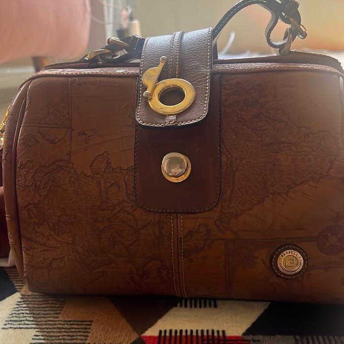Tas Vintages Kulit Asli Motif Timbul Peta Peta dengan Desain Elegan dan Kualitas Terbaik