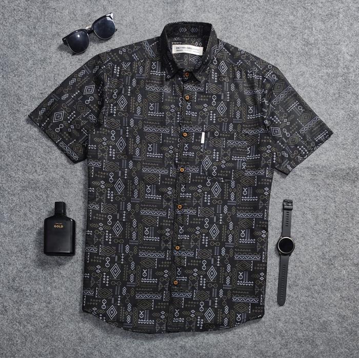 Kemeja Songket Pria Kasual Lengan Pendek Hitam Arrow Sllimfit