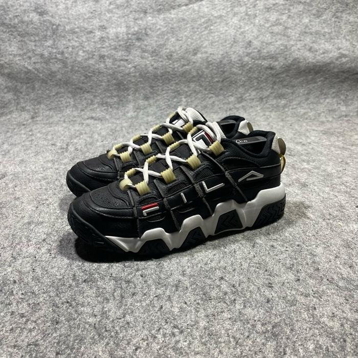 Merek: FILA  Model: SNEAKERS  Asal: CHINA  Size :  6  setara 40insole 25 cm Price : 425k  Sepatu pad