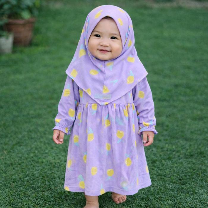 Baju Anak Perempuan Motif Lemon Warna Ungu dengan Hijab Cantik untuk Acara Sehari-hari 1th
