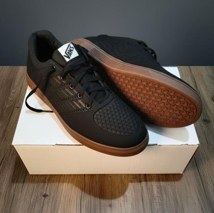 Vans Sepatu Casual Pria Hitam dengan Sol Coklat dan Nyaman untuk Aktivitas - Ukuran 39-43