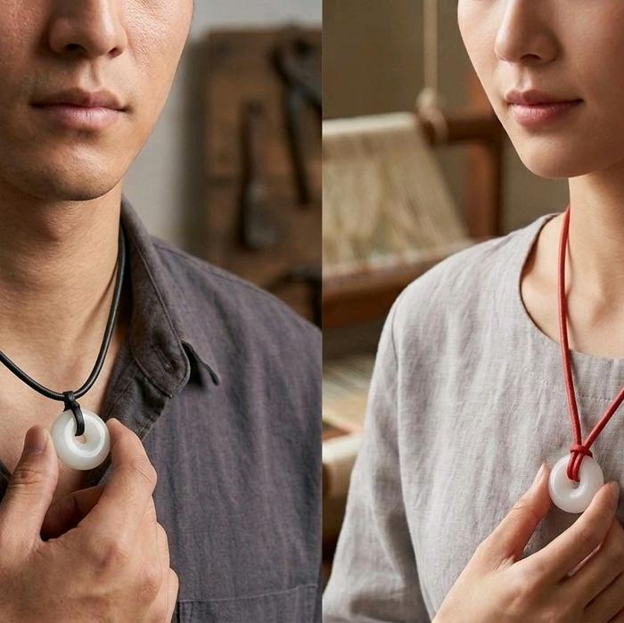 Kalung Batu giok salju dengan Tali Hitam dan Merah untuk Pria dan Wanita