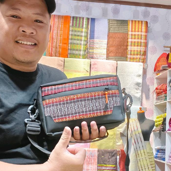 HANDABG PRIA MOTIF ULOS BATAK Tas Pria dengan Desain Khas Ulos Batak untuk Gaya Tradisional