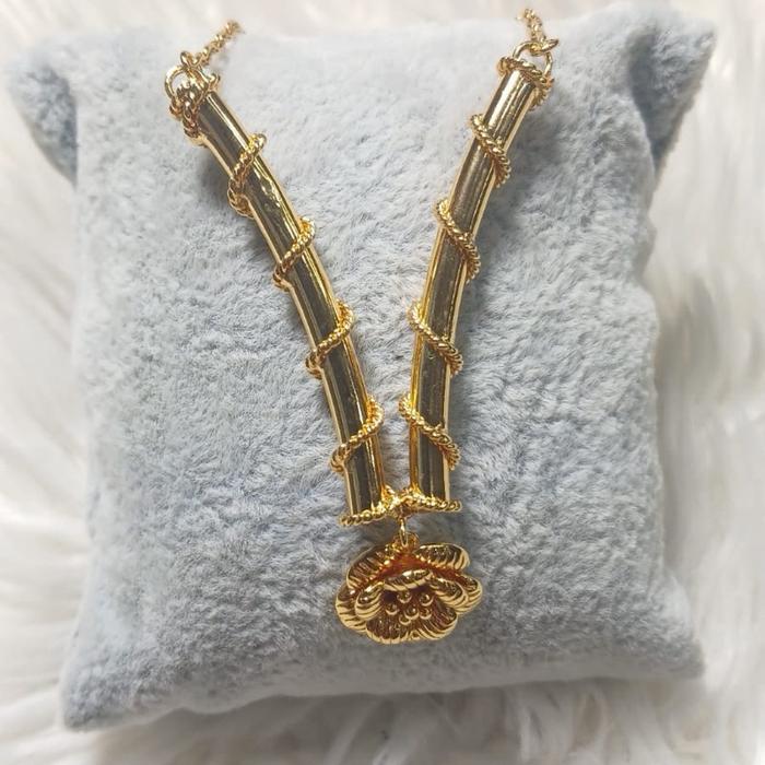 Kalung bambu yang menyerupai emas london murni. Yang cocok di pakai pesta dan acara resmi. Bahan ter