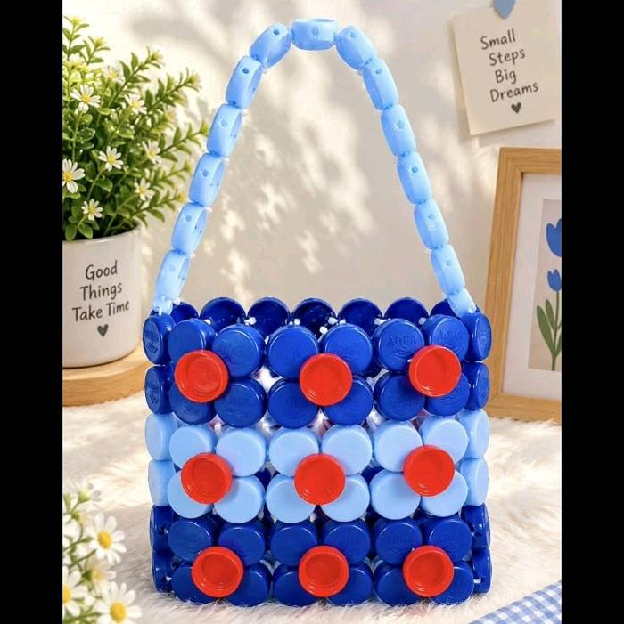Tas Botol Plastik Biru dengan Desain Bunga Merah Aksesori Unik untuk Penyimpanan dan Dekorasi Ideal 