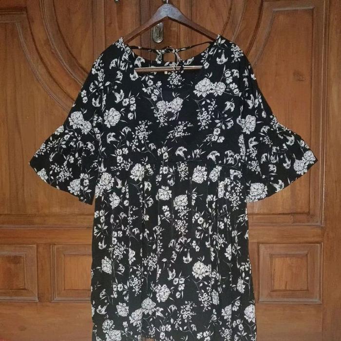 PRELOVED Dress Mini Slimfit Babydoll Wanita Hitam Bunga Putih LD 100