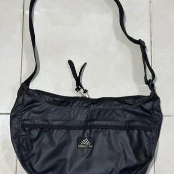 Gregory Satchel Size M Sling Bag - Tas Selempang Hitam dengan Desain Minimalis dan Praktis