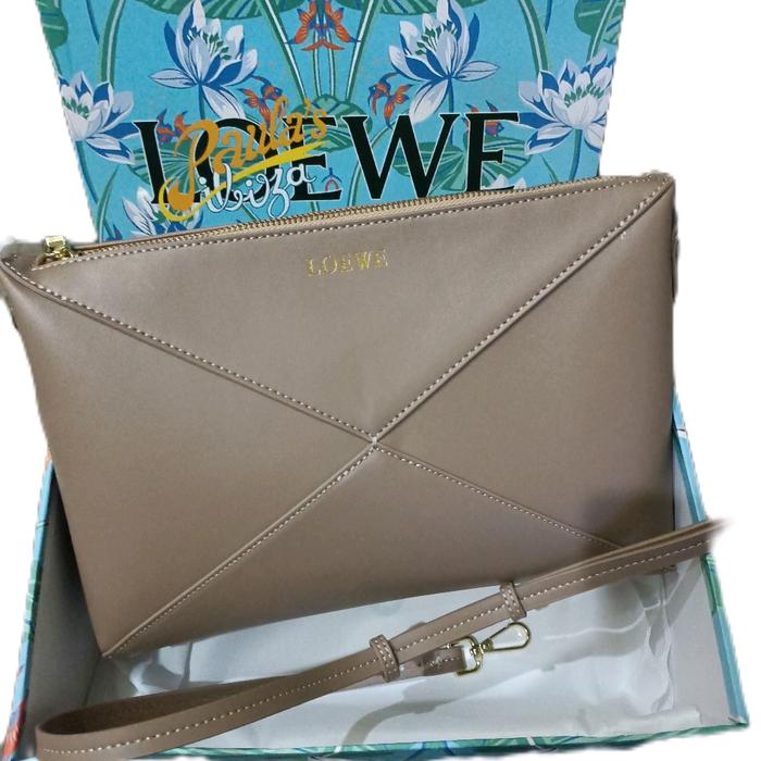 LOEWE Tas Tangan Wanita model Envelope dalam Warna Coklat dengan Desain Elegan dan Tali Pegang yang 