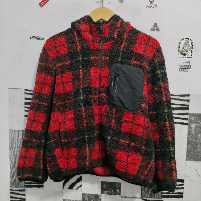 Jaket Uniqlo x JW Anderson model semi Crop motif Tartan bahan Sherpa Luar