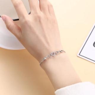 Gelang Titanium Wanita Bentuk Hati dari Hati ke Hati Fashion Bertahtakan Berlian Murah Anti Luntur A