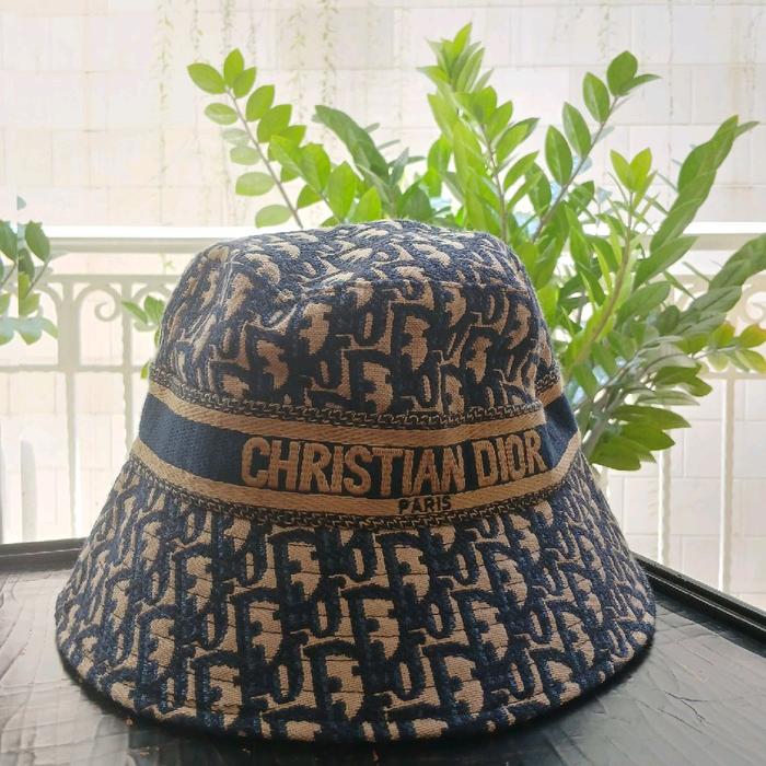 Topi Bucket Hat Christian Dior Preloved dengan Desain Unik dan Kualitas Terjamin