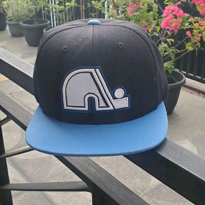 topi snapback team NHL Quebeq Nordiques dari mitchell and ness warna two tone bahan arcrylic wool