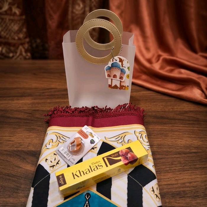 hampers sajadah satin & kurma 7 butir