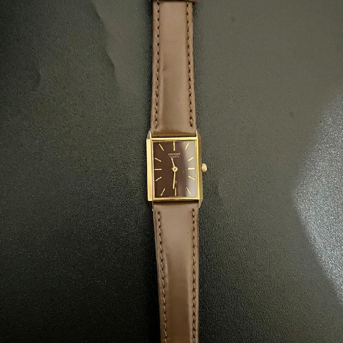 Orient Tank Quartz Jam Tangan Elegan dengan Tali Kulit Coklat dan Desain Kotak