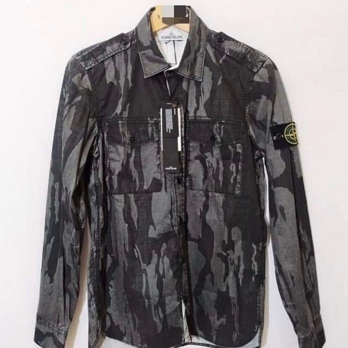 Stone Island Baju Overshit Stone Island Motif Camouflage dengan Desain Zipper dan Kantong Depan