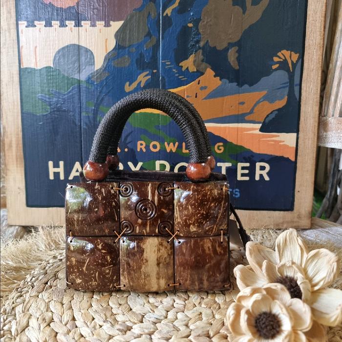 Tas Tangan Mini Bahan Batok Kelapa 2 variasi Wanita