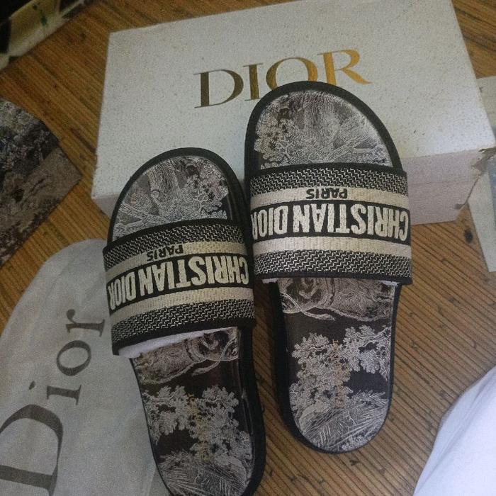 Christian Dior Dway Slide - Sandal Pria dengan Desain Floral dan Tulisan "Christian Dior Paris" - Ny