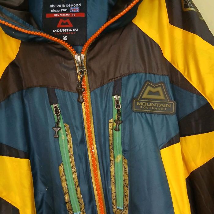 Mountain Equipment Jaket Gunung Waterproof Ringan dengan Desain Warna Kombinasi