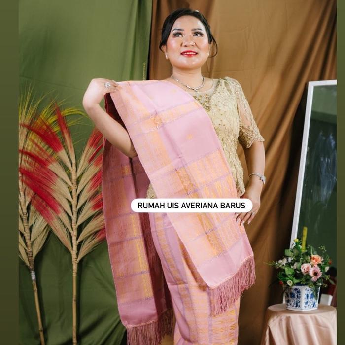 SET UIS NIPES atau Songket Karo yang terdiri dari Selendang dan songket khas Karo.