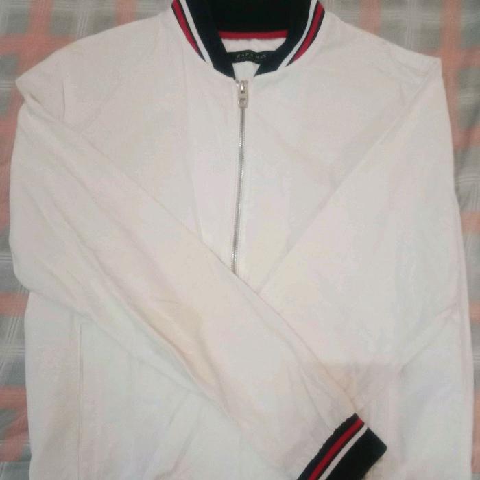 Zara Bomber Jaket Pria Putih dengan Ritsleting dan Detail Merah Navy untuk Gaya Modern dan Trendy